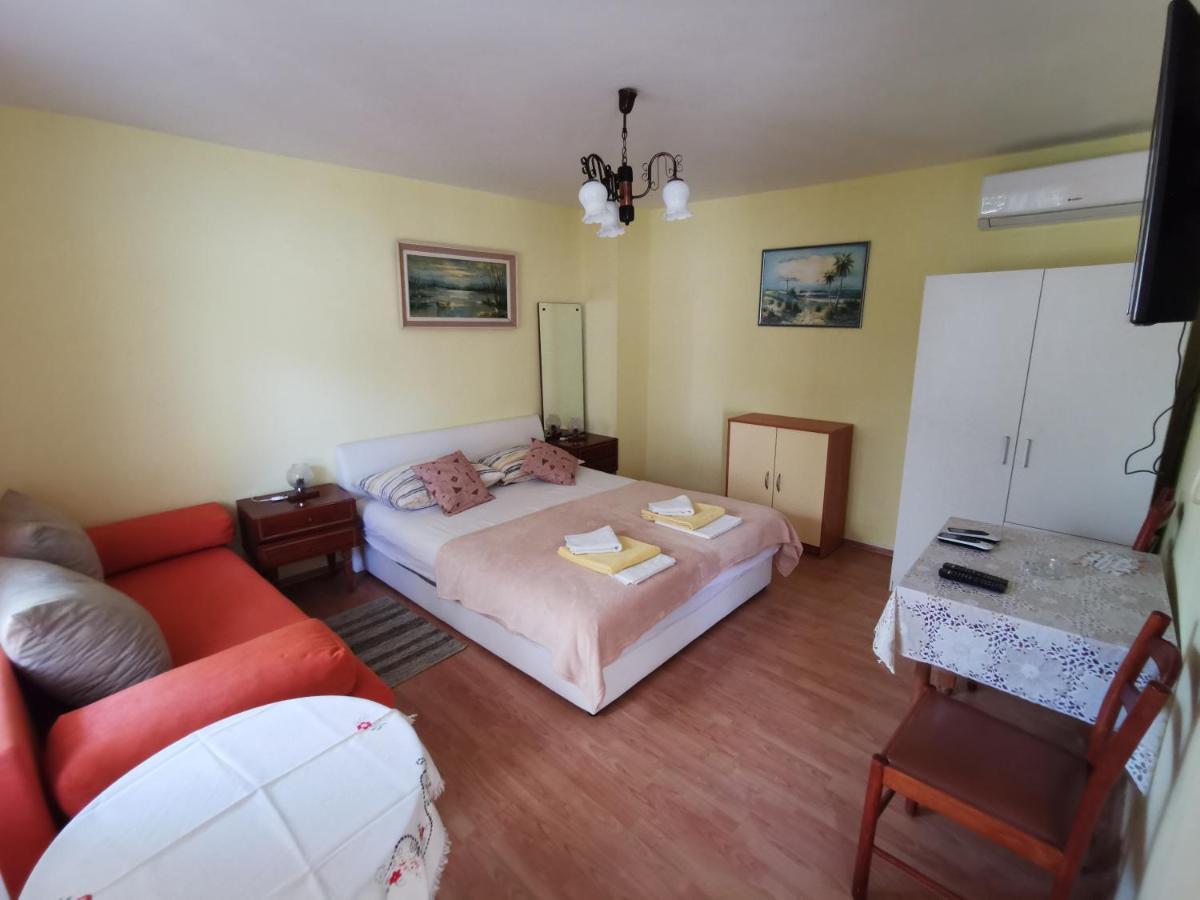 Studio Apartments Jasminka Selce Exterior foto
